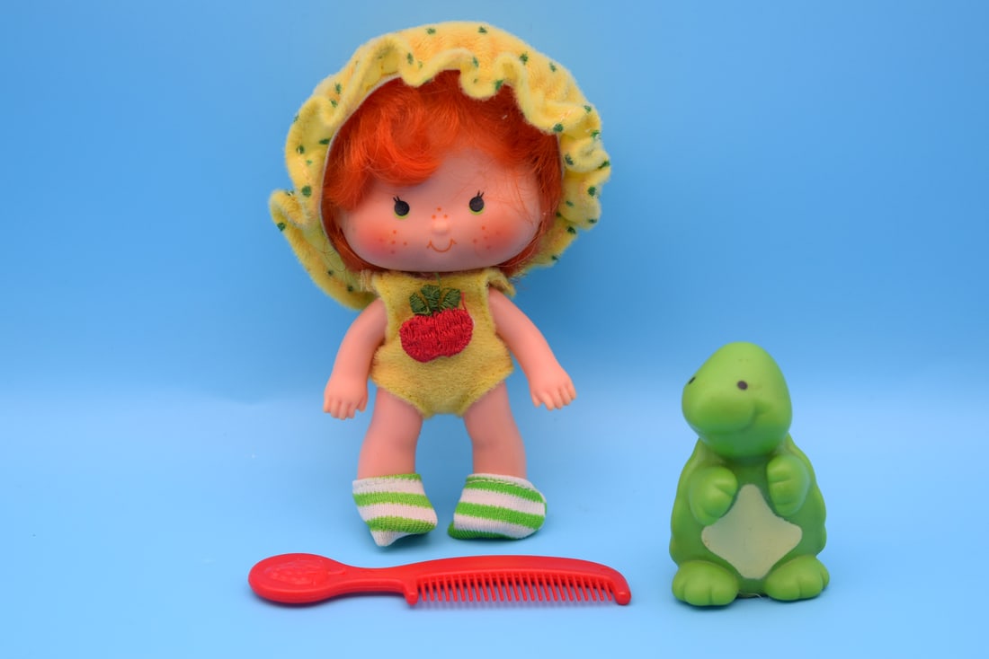 1981 Kenner Strawberry Shortcake Apple Dumplin' with Tea Time Turtle and Comb: 1981 Kenner Strawberry Shortcake Apple Dumplin' with Tea Time Turtle and Comb