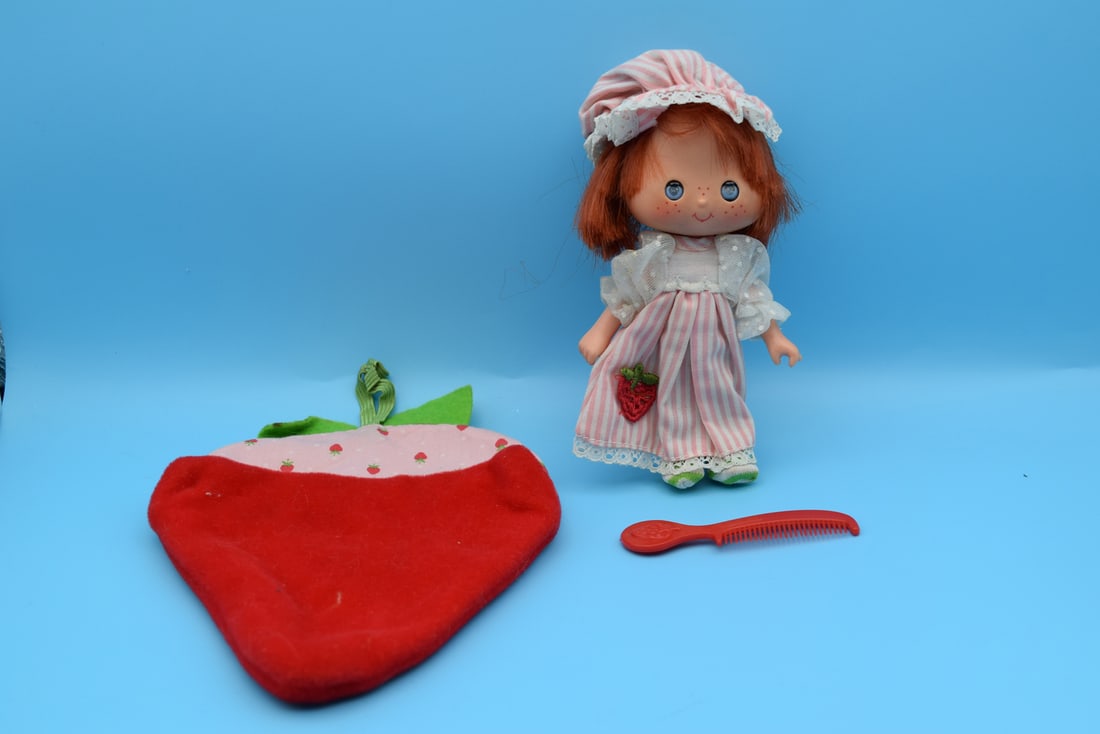 1984 Kenner Strawberry Shortcake Sweet Sleeper with Sleeping Bag and Comb: 1984 Kenner Strawberry Shortcake Sweet Sleeper with Sleeping Bag and Comb