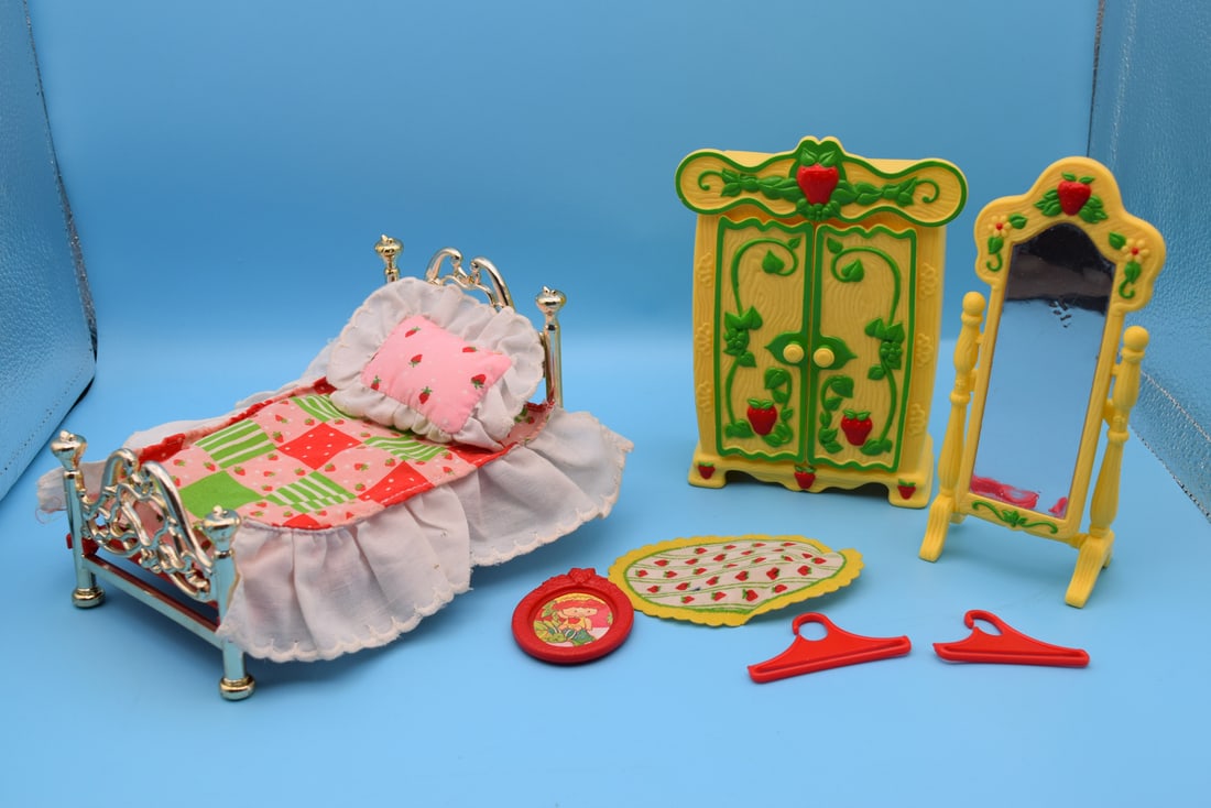 1983 Kenner Strawberry Shortcake Berry Happy Home Bedroom Furniture Set - Tough to find pieces (1 of 7)