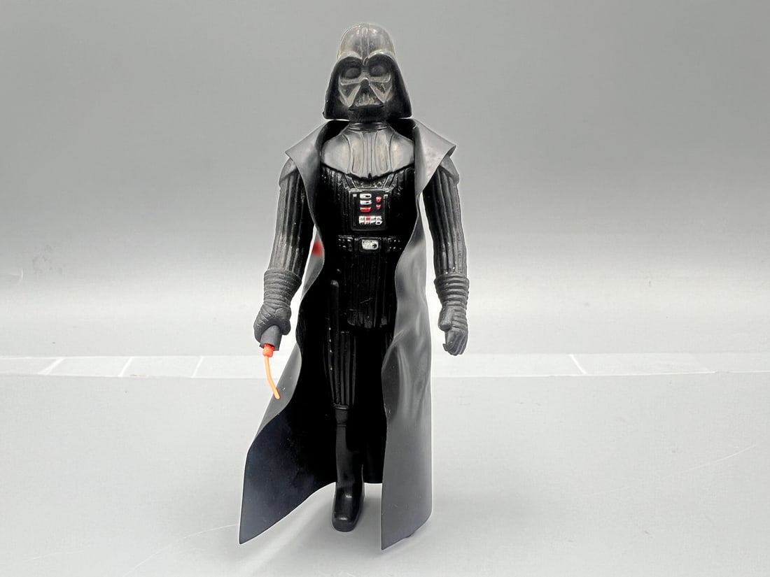 1977 Kenner Star Wars Darth Vader with Telescoping Lightsaber and original cloak - Tip still (1 of 7)