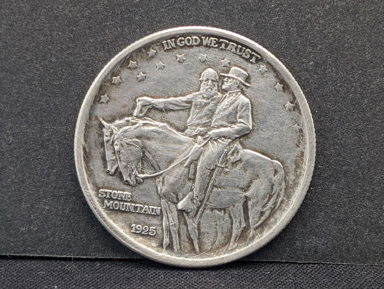 1925 Stone Mountain Classic Commemorative Silver Half Dollar. OBV: Generals Robert E. Lee &: 1925 Stone Mountain Classic Commemorative Silver Half Dollar. OBV: Generals Robert E. Lee & "Stonewall" Jackson On Horseback.