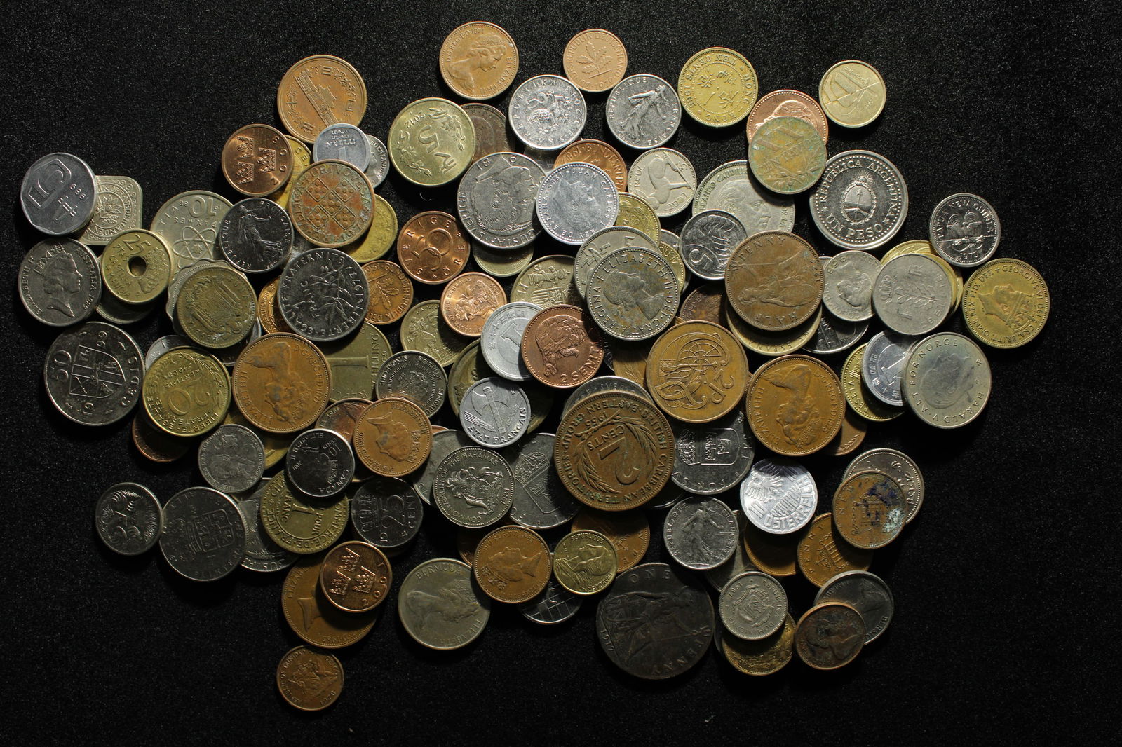 One pound plus of unsearched foreign coins. Nice older mix. (1 of 2)