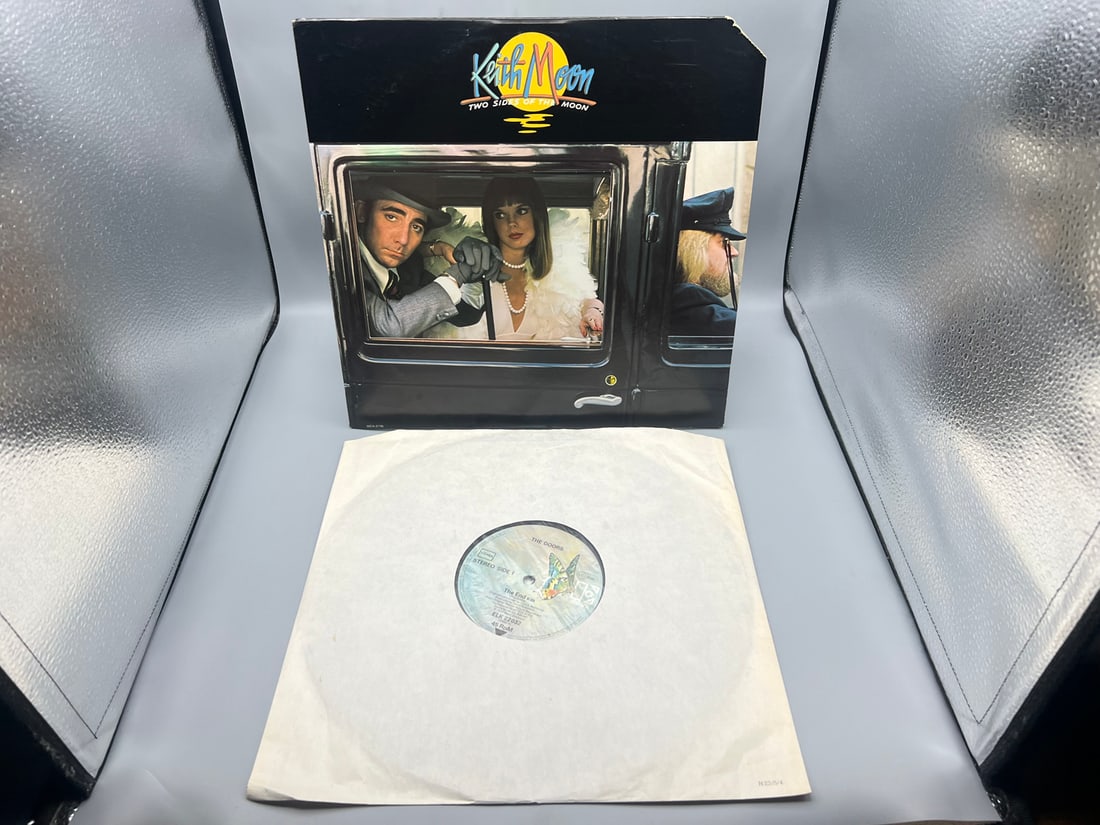 1975 Keith Moon Two Sides of The Moon Vinyl Album & 1979 The Doors The End Vinyl Album W/ No Outer (1 of 6)