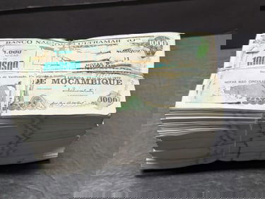 1972 CRISP UNC Bank of Mozambique 1000 Escudos - Brick of 1,000 Currency Notes - Bank Wrapped