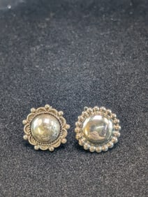 Woman's Sterling Vintage Design Screwback Ear Fastened Earrings. Marked Sterling. Weighs 0.26 Toz