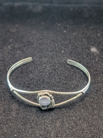 Woman's Bracelet Floral Design With Round Opal Stone Marked KF 925. Weighs 0.20 Toz (6.3 Grams).