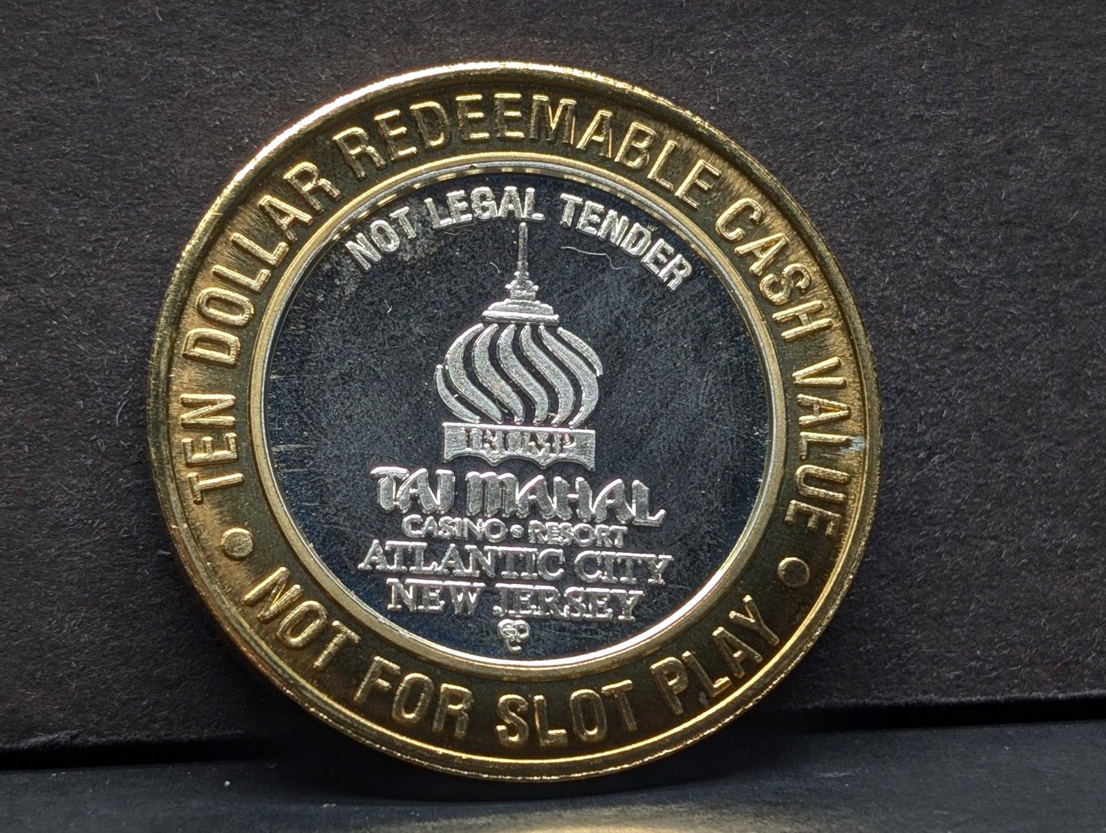 Limited Edition .999 FINE SILVER Center Taj Mahal Casino $10 Gaming Token in Capsule: Limited Edition .999 FINE SILVER Center Taj Mahal Casino $10 Gaming Token in Capsule