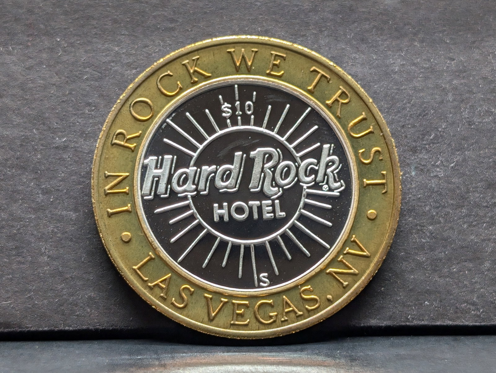 Limited Edition .999 FINE SILVER Center Hard Rock Hotel Casino $10 Gaming Token in Capsule: Limited Edition .999 FINE SILVER Center Hard Rock Hotel Casino $10 Gaming Token in Capsule