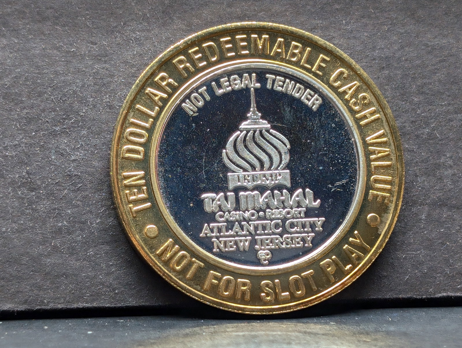 Limited Edition .999 FINE SILVER Center Taj Mahal Casino $10 Gaming Token in Capsule: Limited Edition .999 FINE SILVER Center Taj Mahal Casino $10 Gaming Token in Capsule