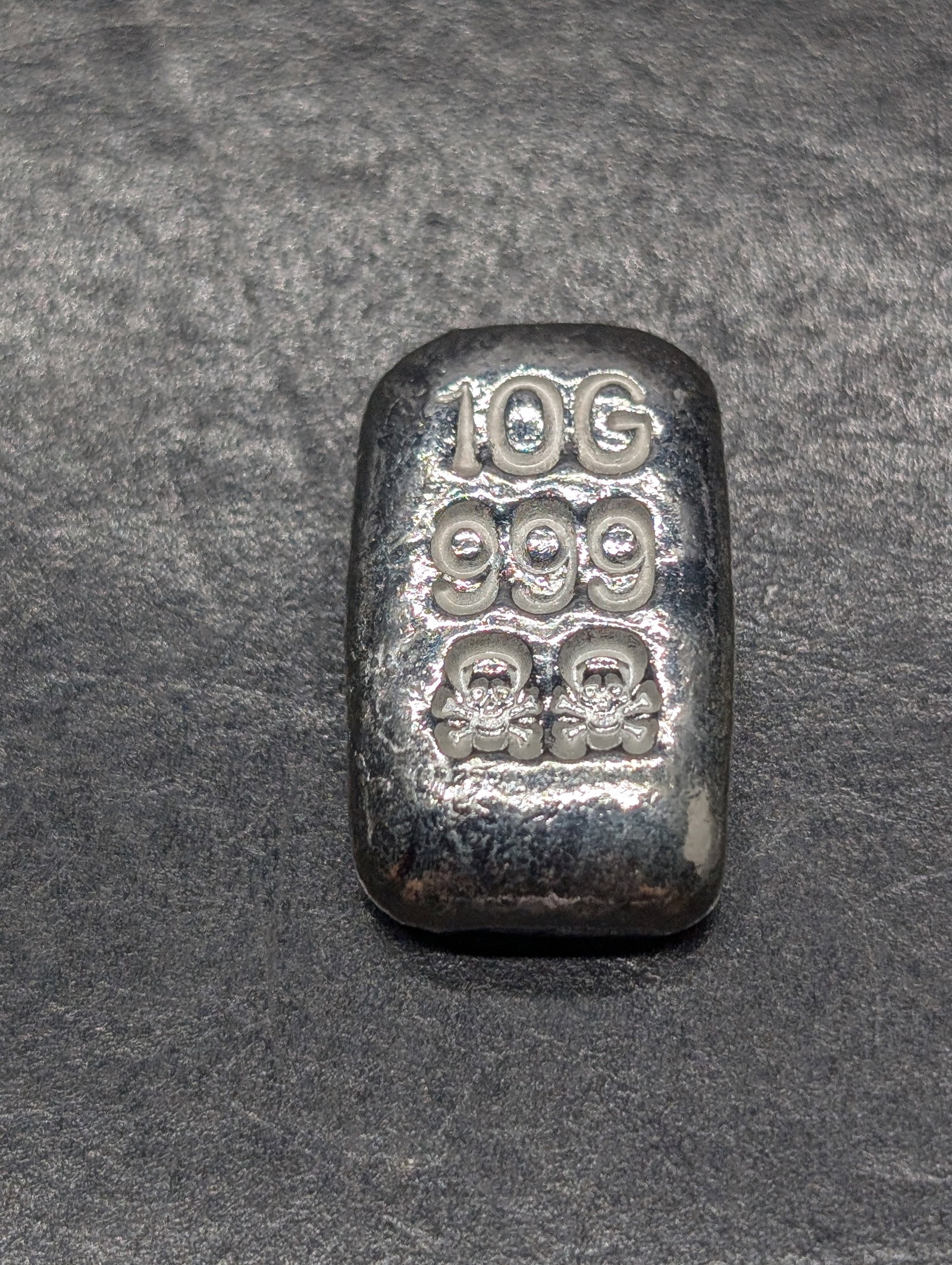 10 Grams .999 FINE SILVER Skull & Crossbones Designed Bullion Piece: 10 Grams .999 FINE SILVER Skull & Crossbones Designed Bullion Piece