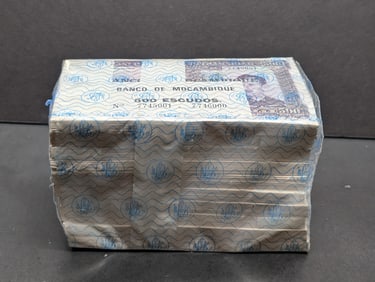 1967 CRISP UNC Bank of Mozambique 500 Escudos - Brick of 1000 Currency Notes  - Bank Wrapped