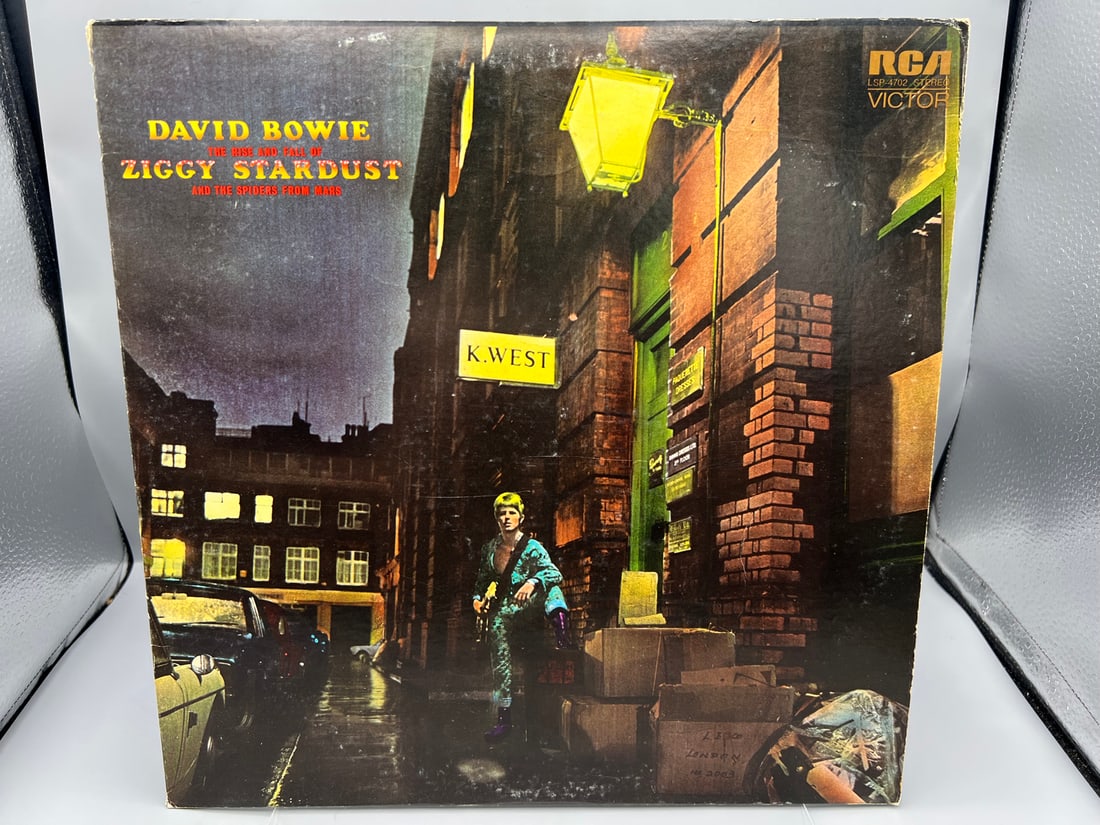 1976 David Bowie The Rise And Fall of Ziggy Stardust And The Spiders From Mars Repress Vinyl Album -: 1976 David Bowie The Rise And Fall of Ziggy Stardust And The Spiders From Mars Repress Vinyl Album - LSP-4702 - Records have not been tested by the auction house for play quality. All items are sold a