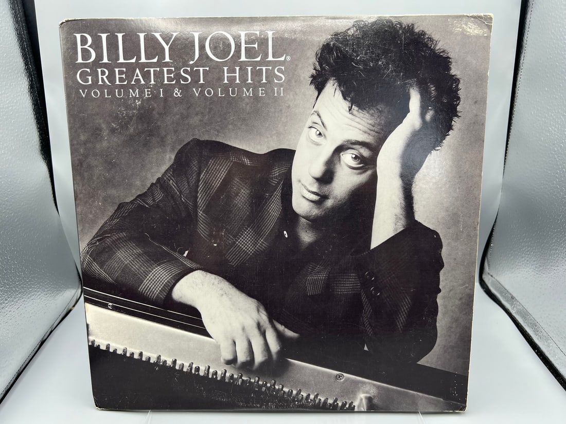 Billy Joel: Billy Joel Greatest Hits Volume I & Volume II (1985), gatefold, 2 LPs, cover shows minor: Billy Joel: Billy Joel Greatest Hits Volume I & Volume II (1985), gatefold, 2 LPs, cover shows minor corner/edge wear - Records have not been tested by the auction house for play quality. All items ar