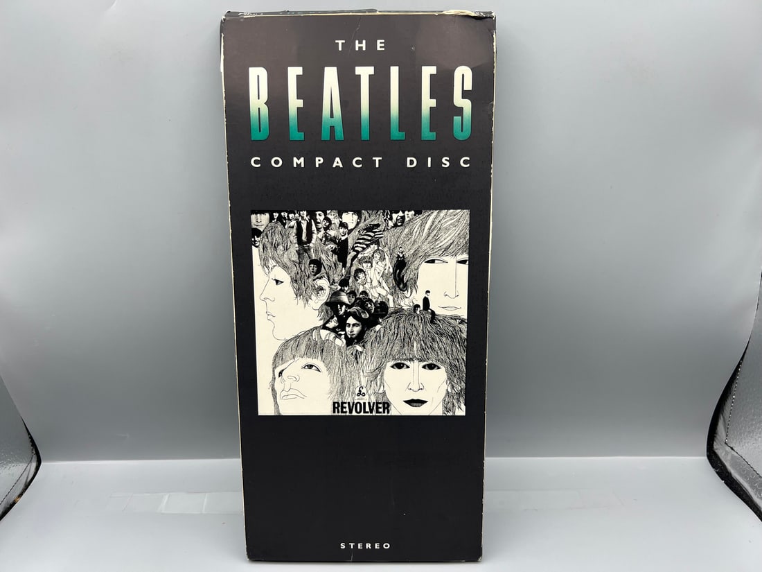 The Beatles: Revolver (1990) - Longbox Compact Disc (CD), reissue, repress - very difficult to find: The Beatles: Revolver (1990) - Longbox Compact Disc (CD), reissue, repress - very difficult to find box in this nice condition. This is a CD - NOT a vinyl record. - Records have not been tested by the