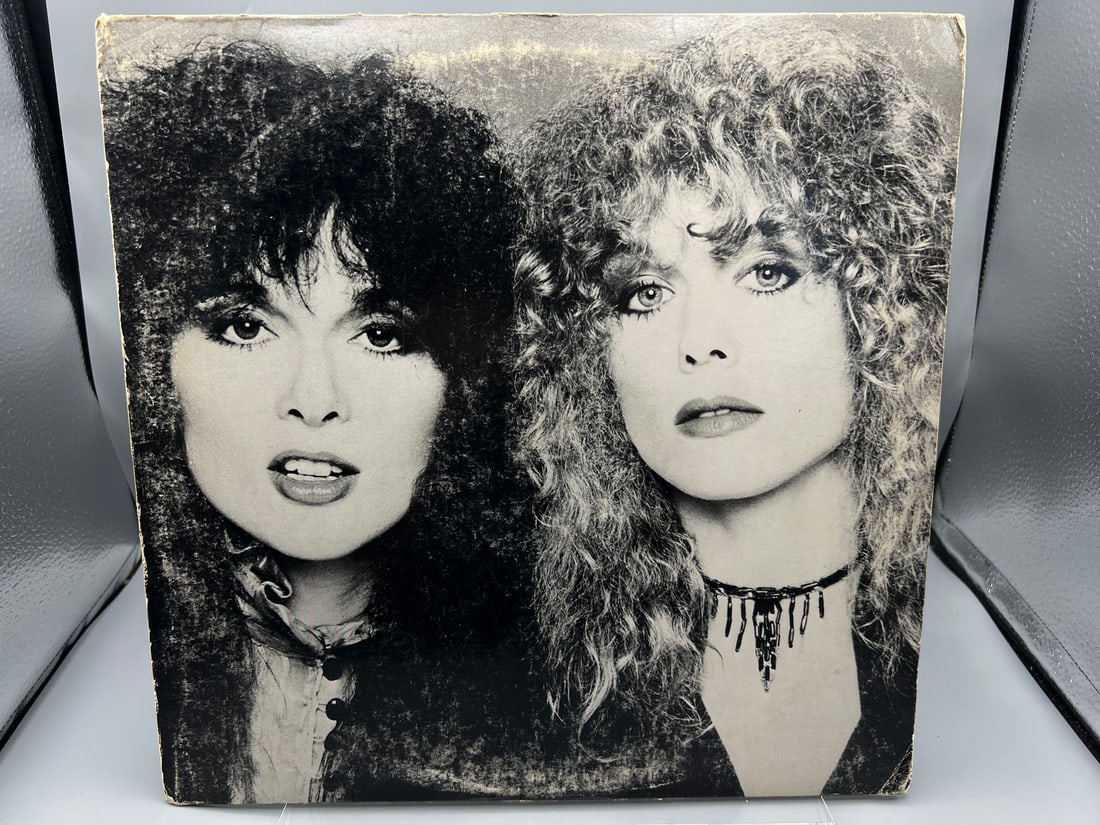 1980 Heart Bebe Le Strange Vinyl Album - FE 36371: 1980 Heart Bebe Le Strange Vinyl Album - FE 36371 - Records have not been tested by the auction house for play quality. All items are sold as is.