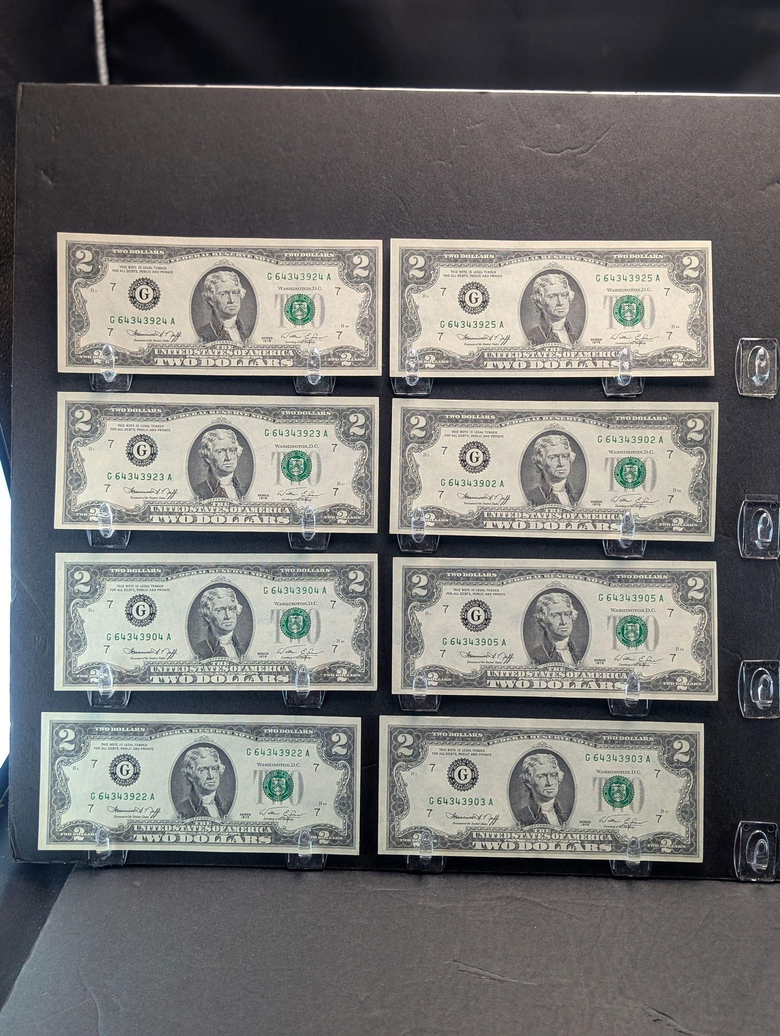 Two groups of 1976 Bicentennial $2s with consecutive serial numbers: four with numbers 924-927 and (1 of 5)