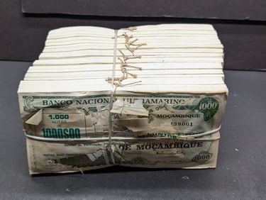 1972 CRISP UNC Bank of Mozambique 1000 Escudos - Brick of 1,000 Currency Notes - Bank Wrapped