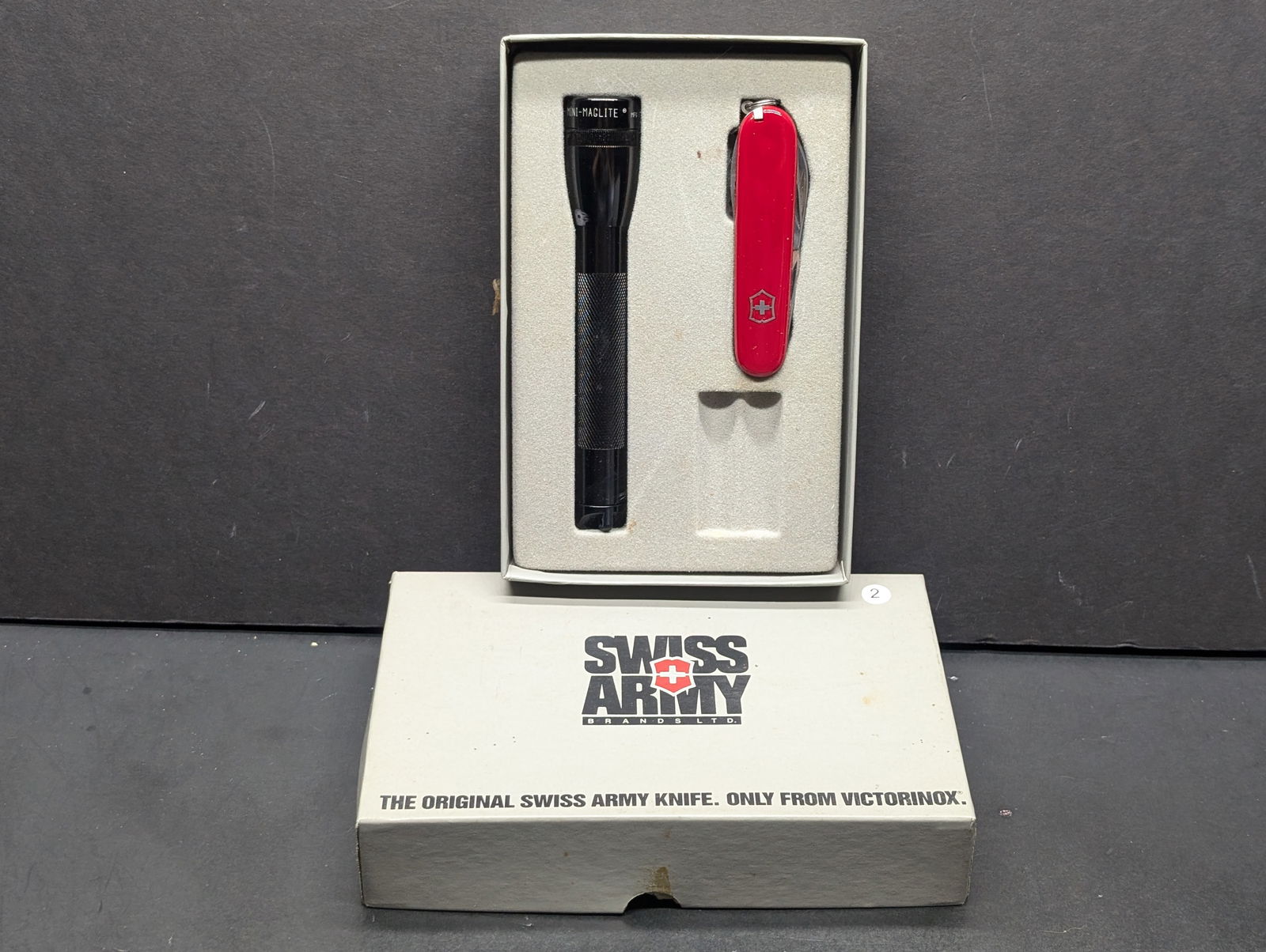 Swiss Army Knife Victorinox Switzerland "Officer Suisse" with Mini Maglite Gift Set 7656 with 2: Victorinox Swiss Army Knife and Mini Maglite flashlight gift set in original box. Red Swiss Army knife includes multiple tools (blade, screwdrivers, can/bottle openers, corkscrew). Knife blade approx.