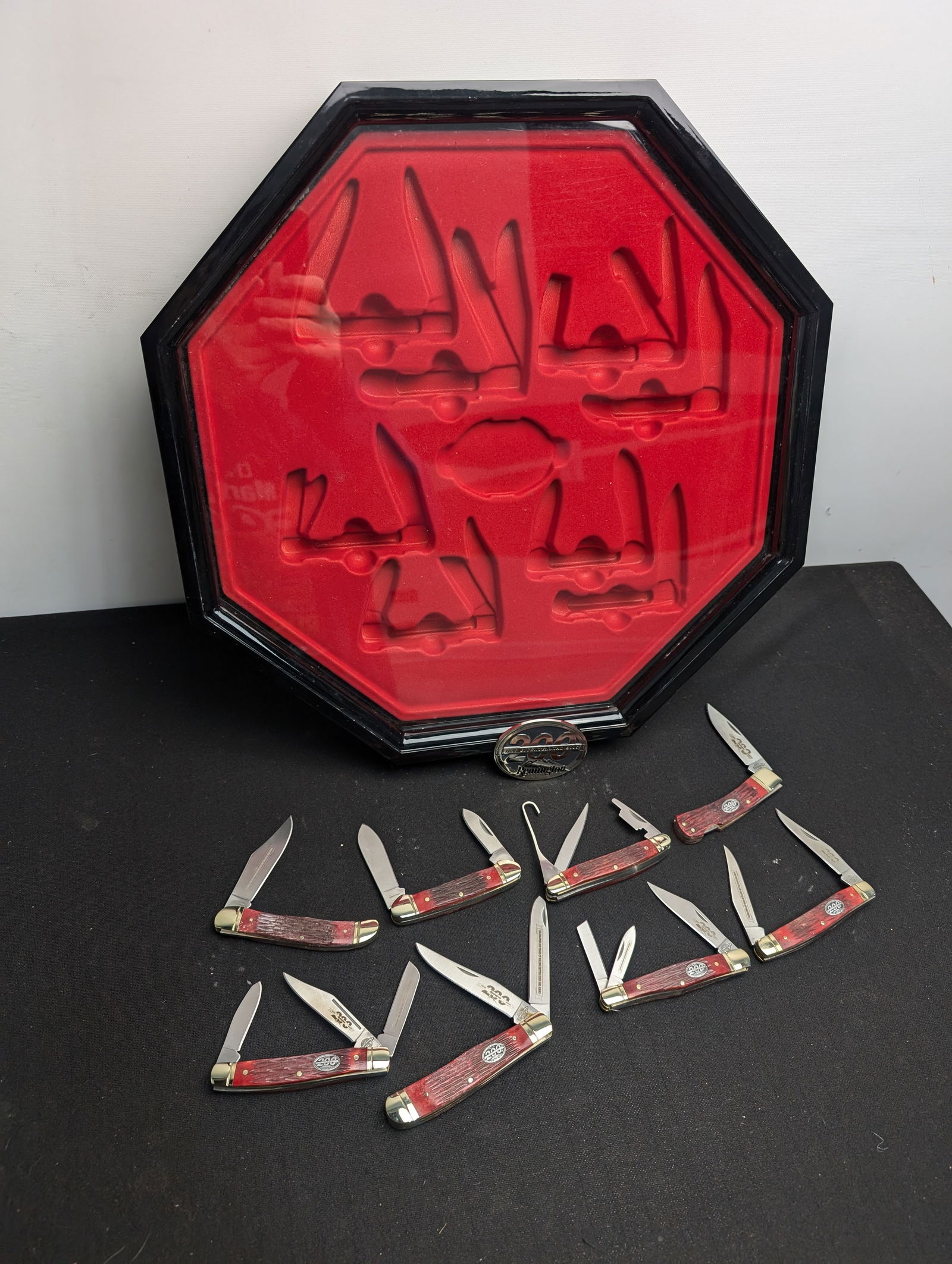 Remington 200th Anniversary Red Bone Collection 1816-2016 All 8 knives blades Embellished with 200th: Limited edition Remington *200* bicentennial (1816–2016) knife set. Octagonal black wood/glass display case (16in across) with red felt insert and metal *200 – Bicentennial 2016* badge. Set includ