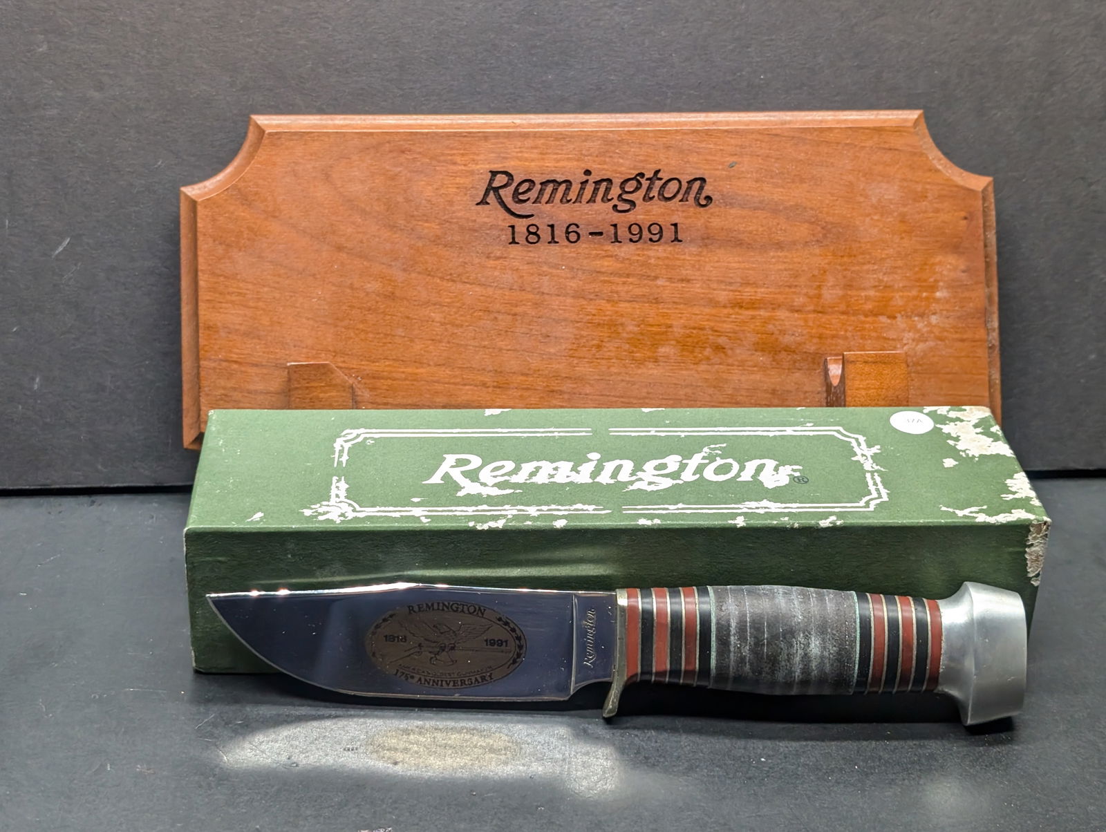 Remington 175 Anniversary Hunting Knife RH 33C with Wooden Display (1 of 8)