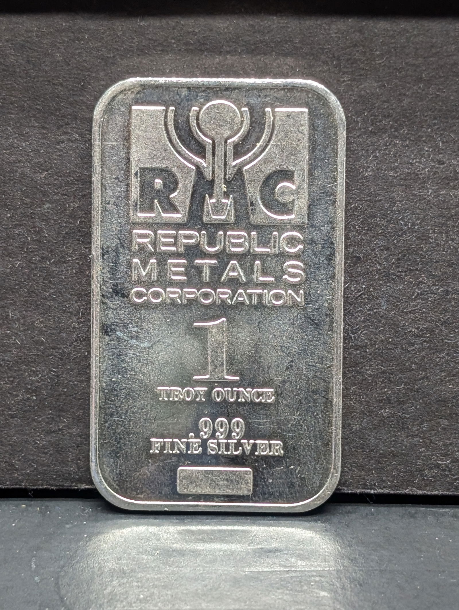 Remington UMC R4 Utility Knife It's a 5 blade NOS Mint Condition w/Box Made in USA: Remington UMC Pocket Knife, Classic Multi-Tool Design, Blade Length: 2.5 inches, Handle Material: Textured Brown Bone, Condition: Shows light wear with some scratches on blades, Packaging: Original gr