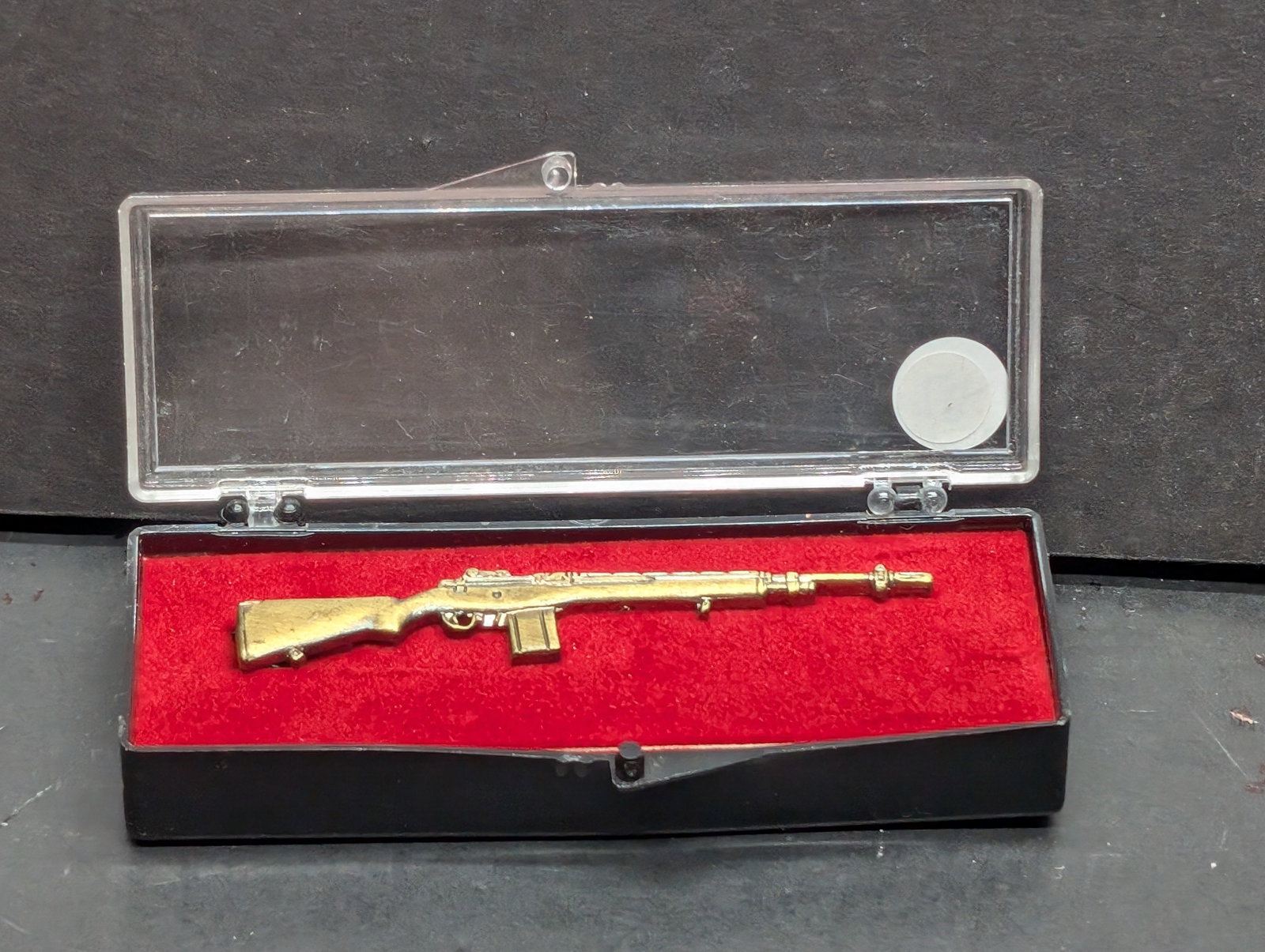 Rifle Tie Clip NIB Vintage: Unique rifle-shaped tie clip, Special Edition design resembling a classic rifle. Blade length approximately 3 inches (based on visible scale). Brass material with detailed craftsmanship. Condition sho