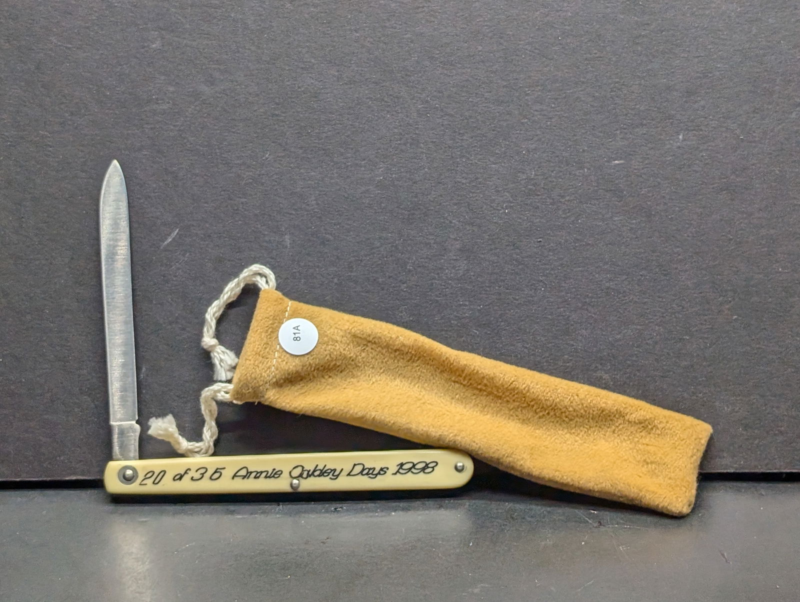 Schrade Knife Annie Oakley Days 1998 Number 20 of 35 Made Razor Blade Stainless USA Vintage New in: Schrade 102, Annie Oakley Days 1998 Special Edition. Blade Length: Approximately 3 inches. Handle Material: Cream-colored with engraved text "20 of 35 Annie Oakley Days 1998." Condition notes: Shows m