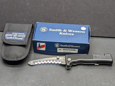 Smith & Wesson First Response Knife w/Sheath Lock back NIB & w/Instructions Made In USA