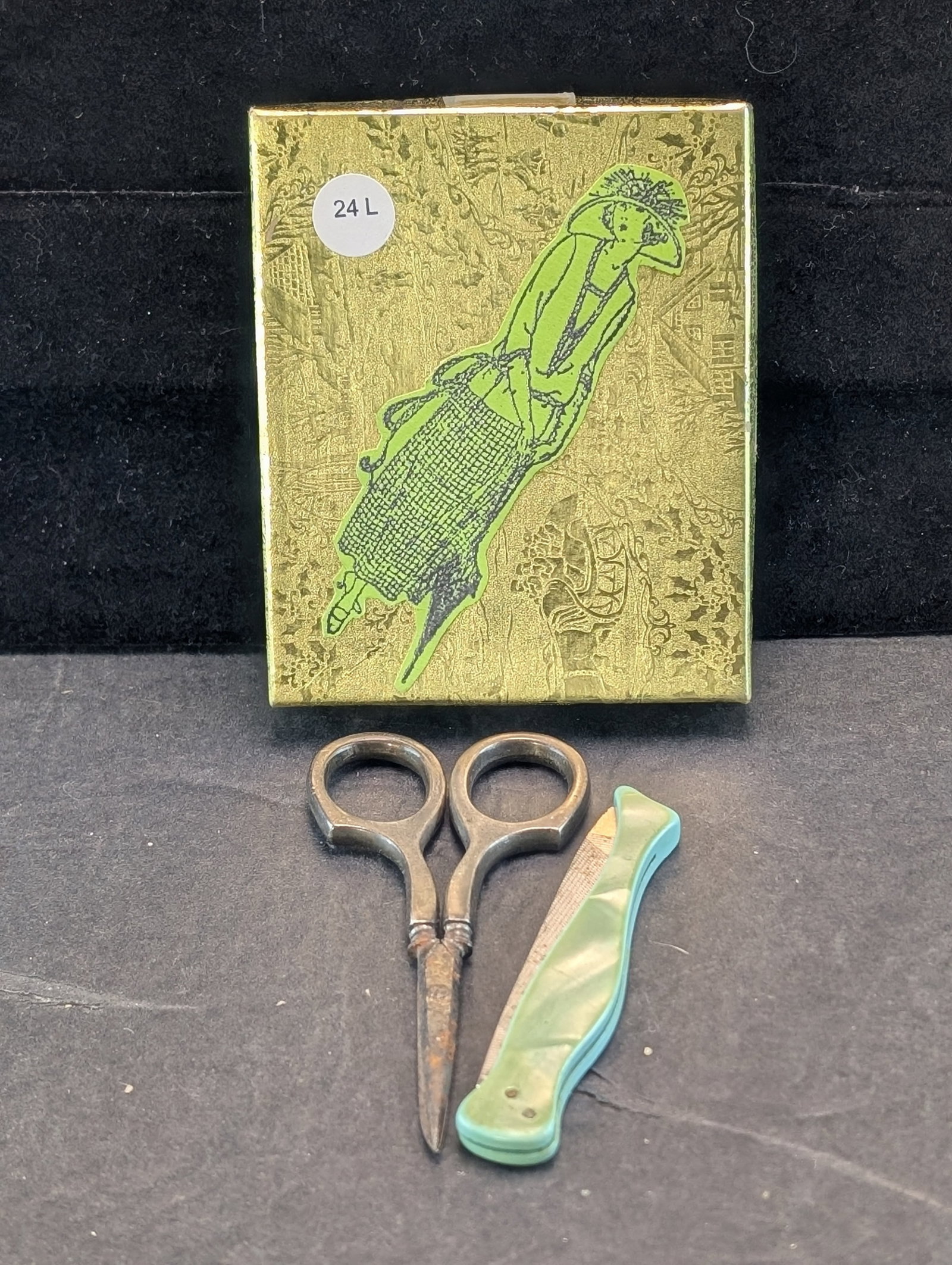 Set Of Vintage Style Scissors And Nail File In Box: Set Of Vintage Style Scissors And Nail File In Box