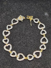 Woman's 8" Bracelet Heart Design Marked DL 925. Weighs 0.30 Toz (9.5 Grams). Box Catch With Clasps.