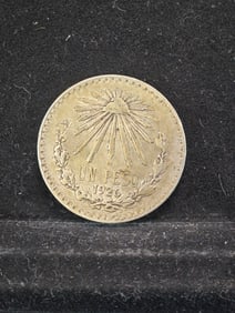 1926-M Mexico 1 Peso Cap & Rays 72% Silver Coin. REV: Eagle With Snake. Coin Weighs 0.53 Toz (16.6