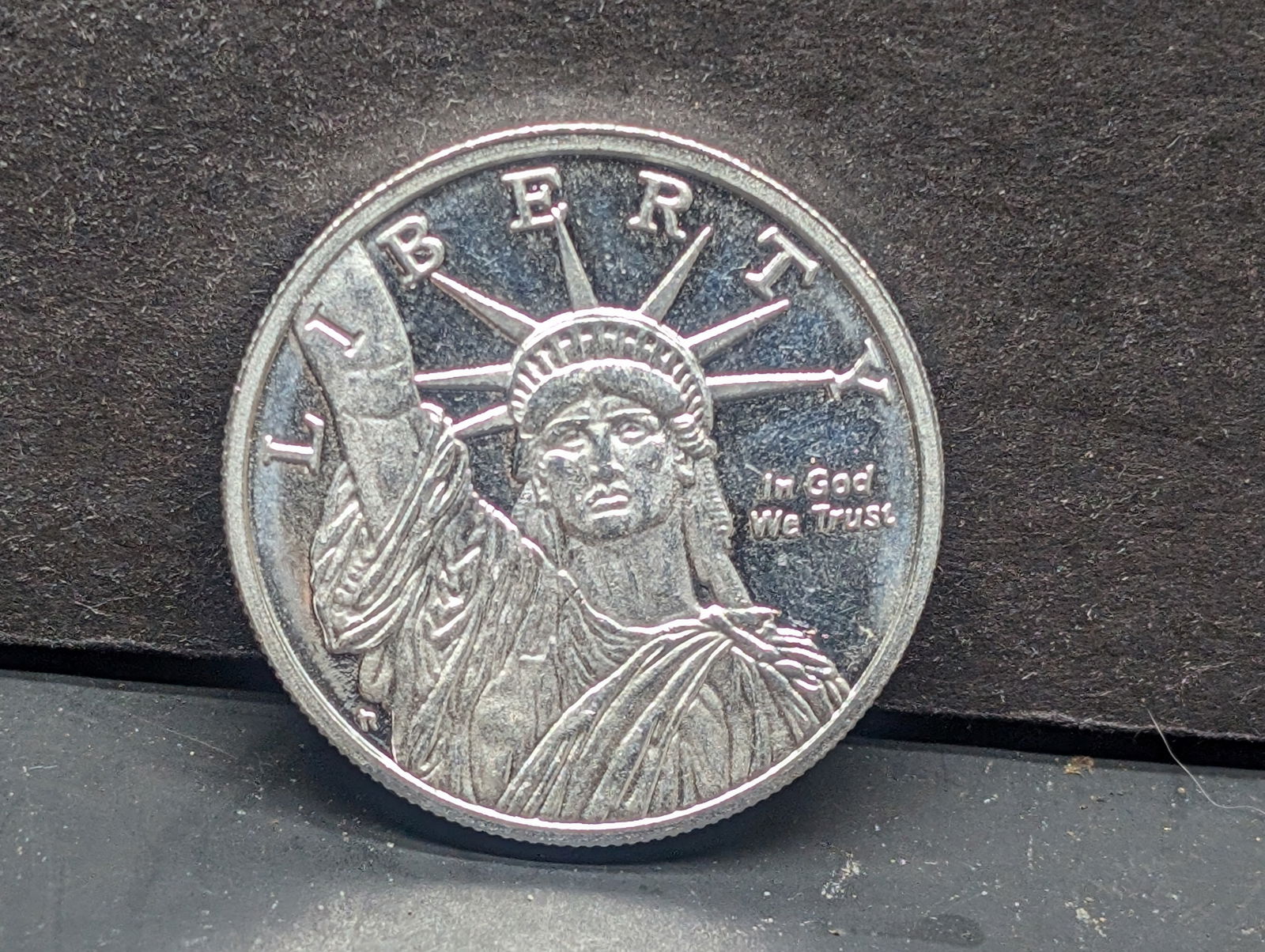 1/2 Oz. .999 FINE SILVER Statue of Liberty Designed Round (1 of 2)