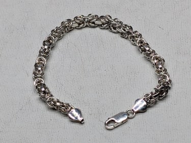 Woman's Vintage Sterling Silver 8" Byzantine Bracelet Marked Italy 925. Weighs 0.63 Toz (19.5