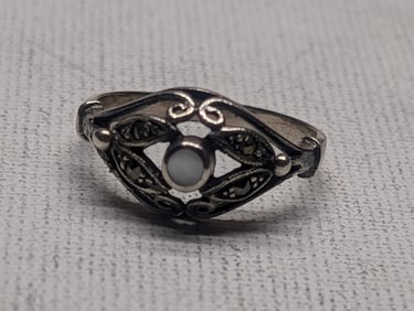 Woman's Sterling Silver Round Opal Stone Size 7 1/2 Ring. Marked 925. Ring Weighs 0.08 Troy Ounce