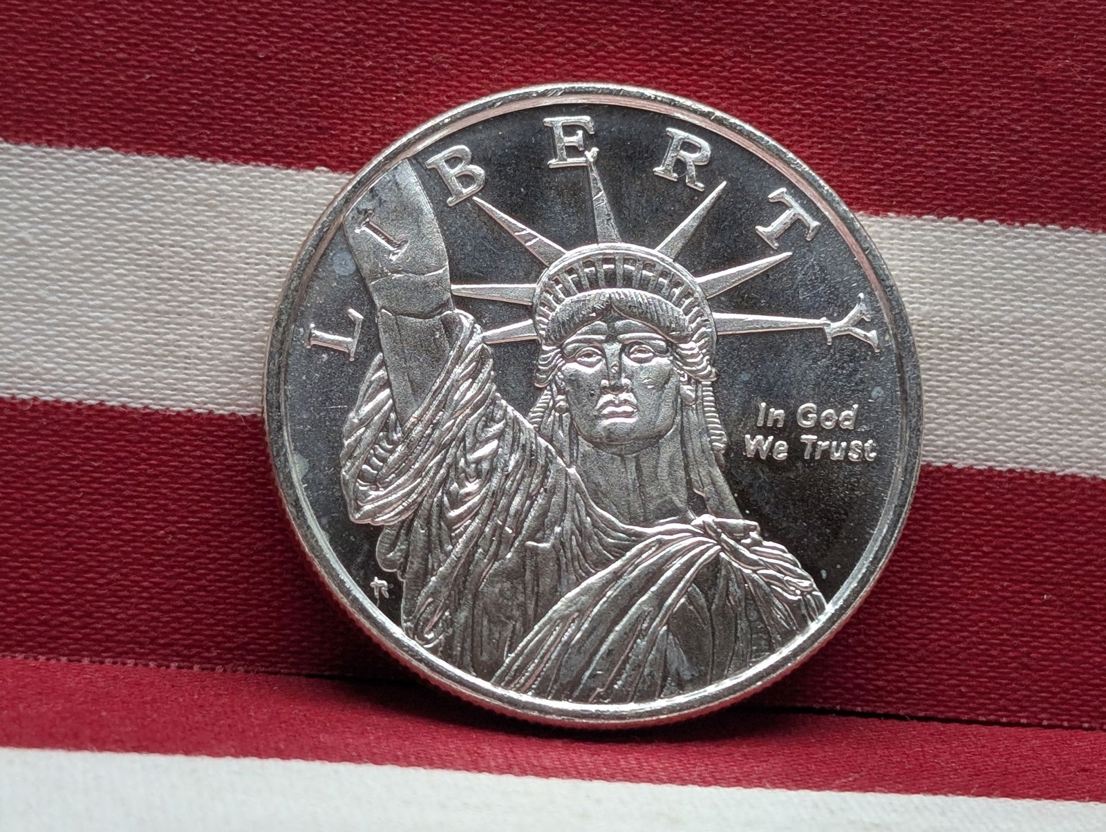 1 Oz. .999 FINE SILVER Statue of Liberty Designed Round (1 of 2)