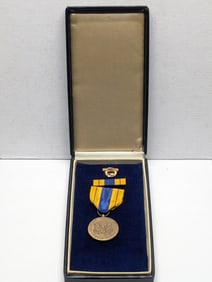 U.S. Selective Service Medal With Ribbon & Lapel Pin Set WW11