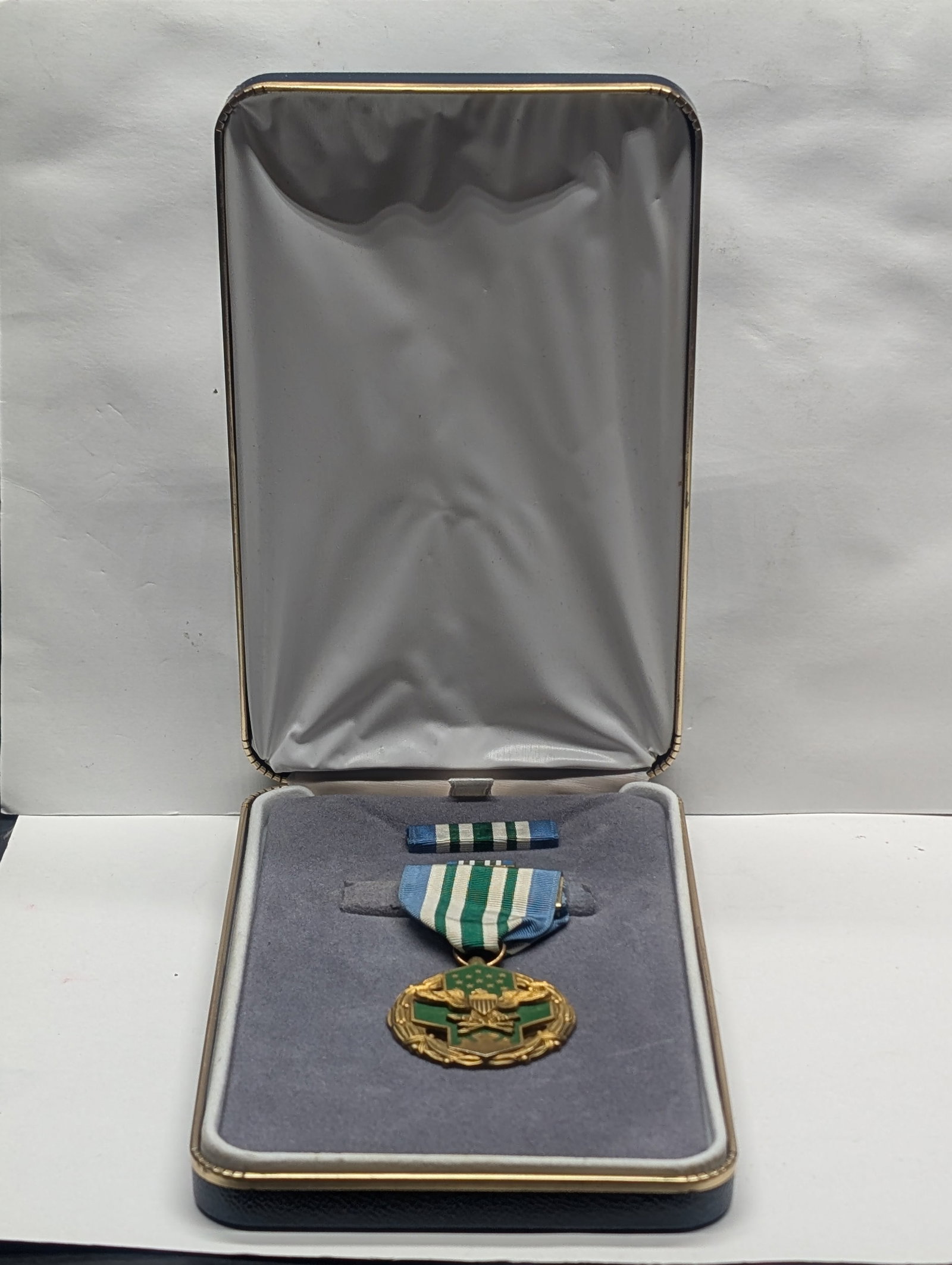 Boxed U.S.M.C. Joint Services Commendation Medal With Ribbon & Lapel Pin: Boxed U.S.M.C. Joint Services Commendation Medal With Ribbon & Lapel Pin