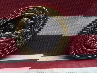 Limited Edition .999 FINE SILVER Center Harrah's Casino $10 Gaming Token in Capsule