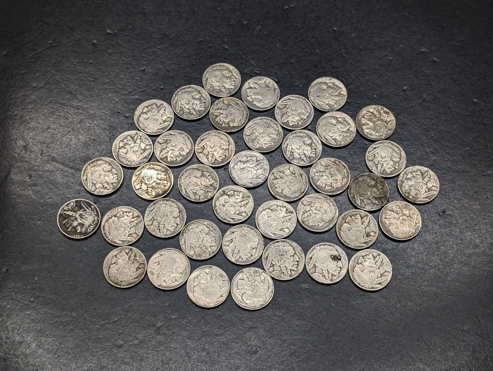 (40) Mixed Date Buffalo Nickels. (1 of 8)