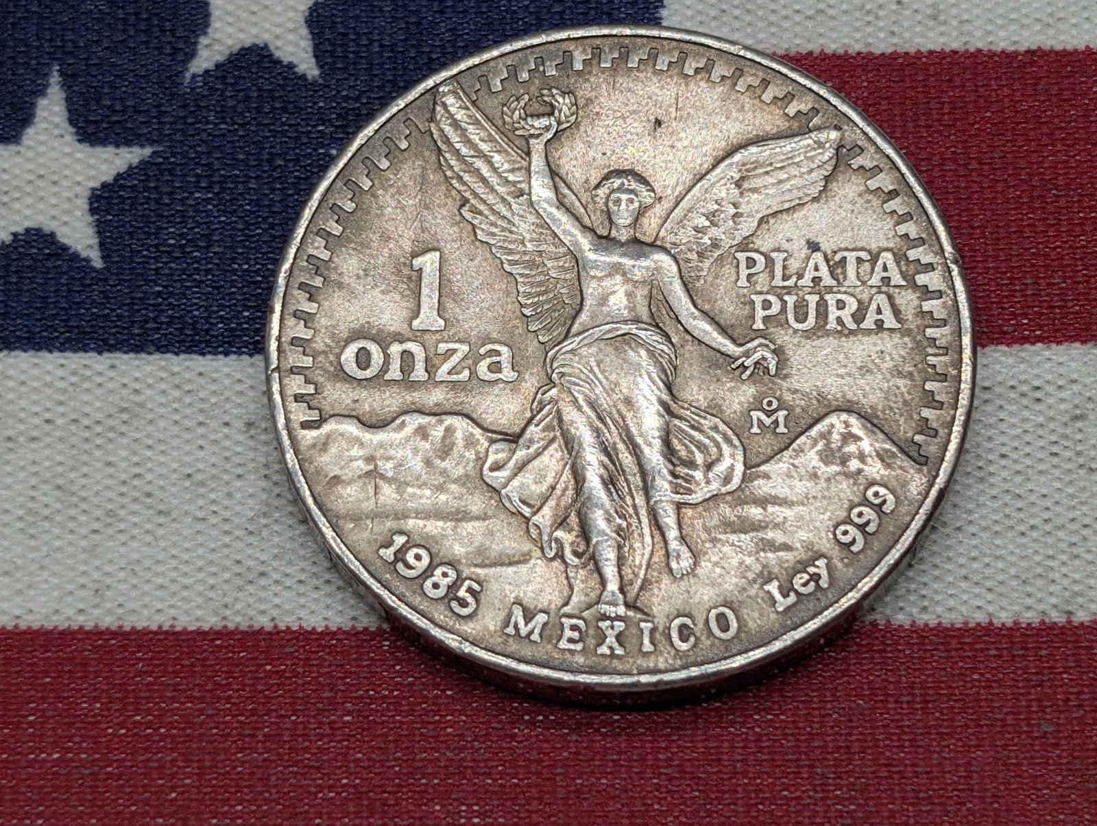 1985 Mexico 1 Peso One oz. .999 Fine Silver Coin: 1985 Mexico 1 Peso One oz. .999 Fine Silver Coin