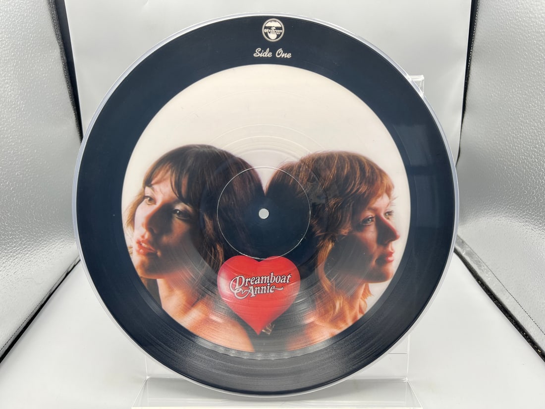 Heart: Dreamboat Annie - Picture Disc (1976), in clear polyvinyl envelope sleeve: Heart: Dreamboat Annie - Picture Disc (1976), in clear polyvinyl envelope sleeve - Records have not been tested by the auction house for play quality. All items are sold as is.