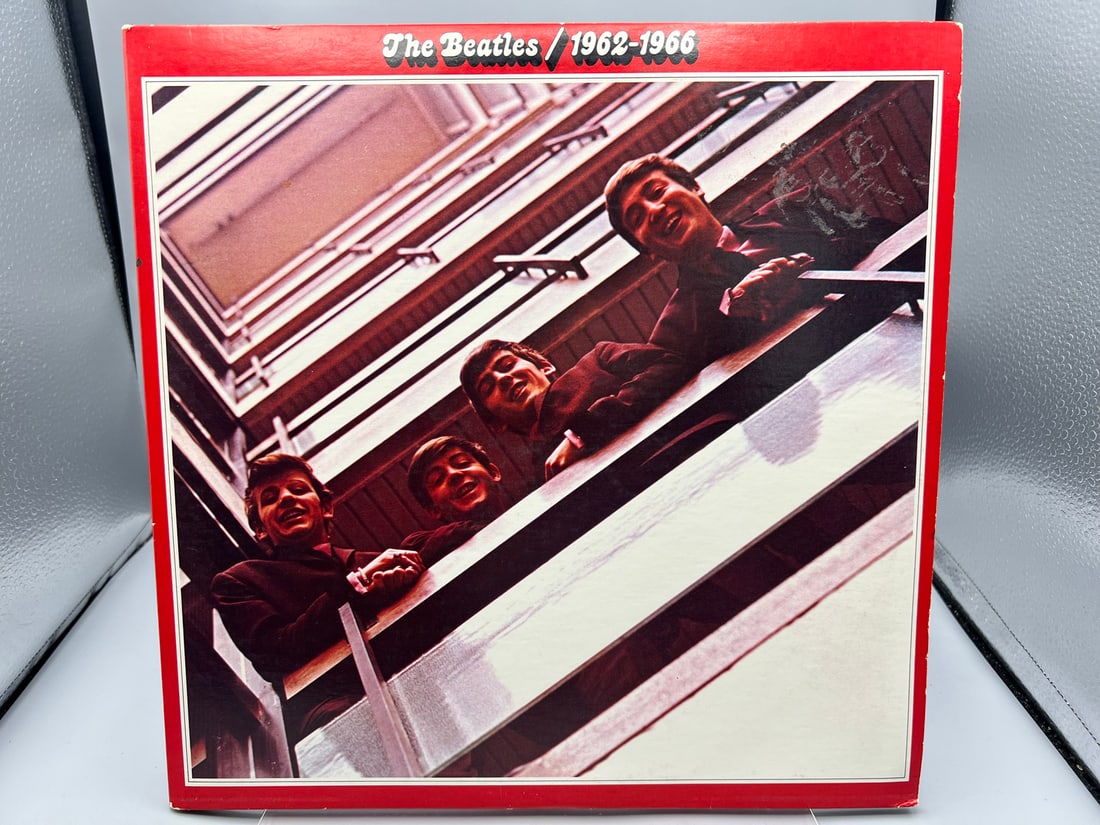 The Beatles: The Beatles - 1962-1966 (1976), reissue, red labels - Capitol in pink, gatefold, 2 LPs (1 of 8)