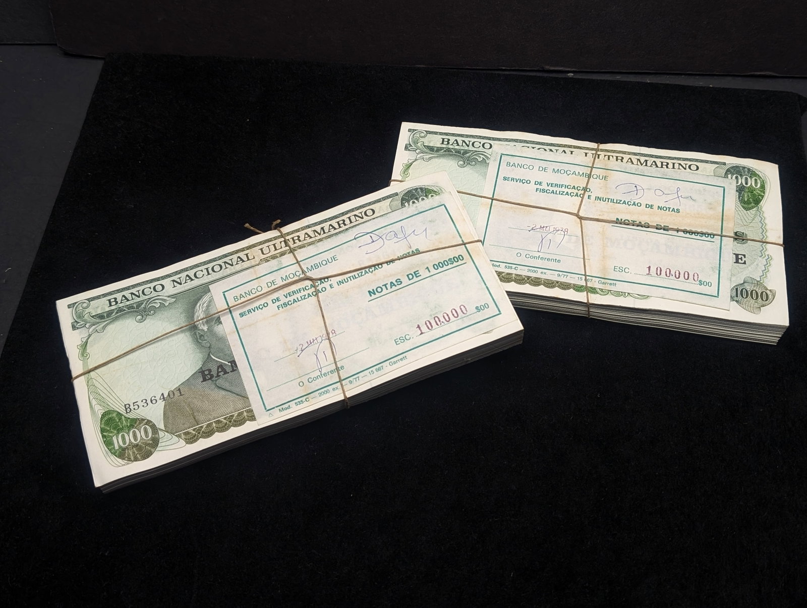 1967 CRISP UNC Bank of Mozambique 1000 Escudos - Two Packs of 100 Each Currency Notes - Bank: 1967 CRISP UNC Bank of Mozambique 1000 Escudos - Two Packs of 100 Each Currency Notes - Bank Wrapped