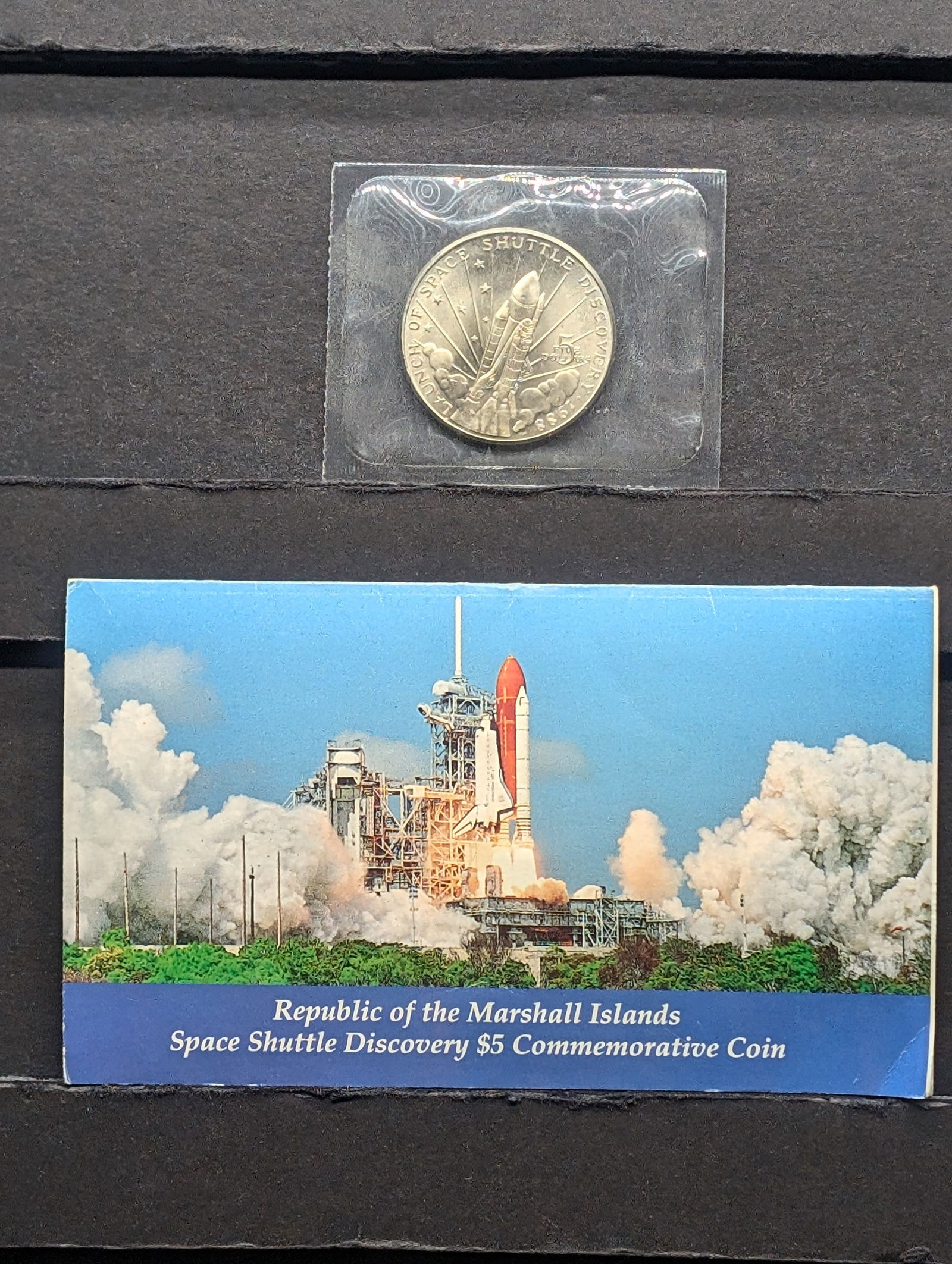 1988 Marshall Islands $5 Space Shuttle Discovery Commem Coin in Information Display Card (1 of 4)