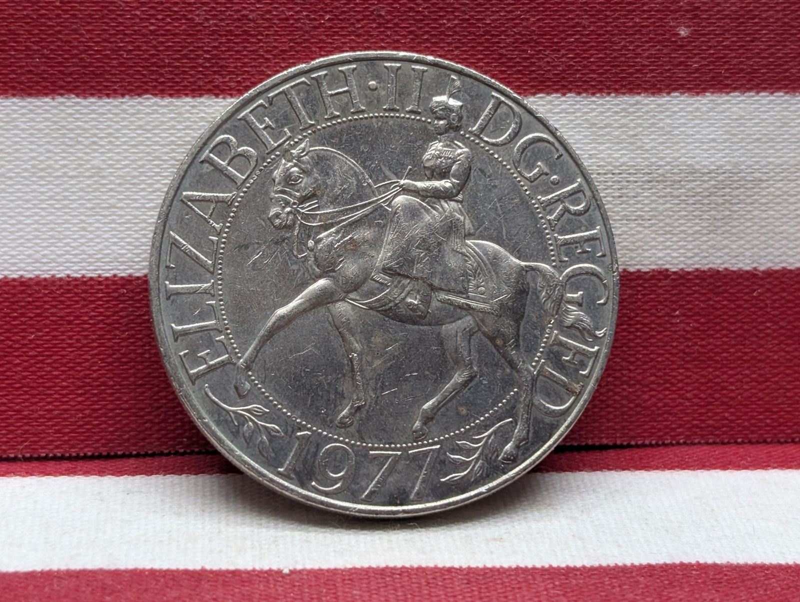 1977 Queen Elizabeth II Silver Jubilee Commemorative Crown (1 of 2)