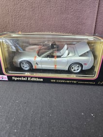 NIB Maisto 1998 Corvette Convertible 1:18 Scale
