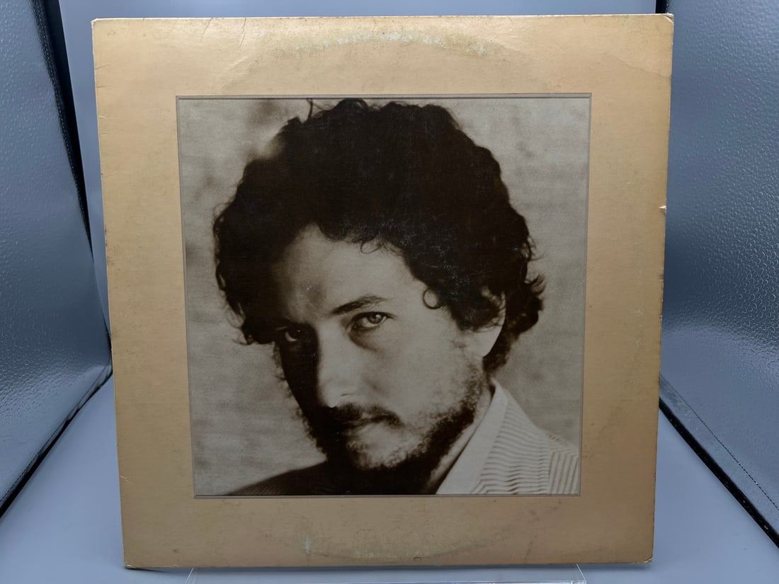1970 Bob Dylan New Morning Vinyl Album - KC 30290: 1970 Bob Dylan New Morning Vinyl Album - KC 30290 - Records have not been tested by auction house for play quality. All items sold as is.