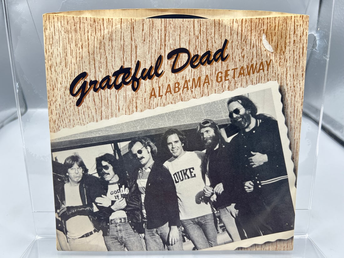 1980 Grateful Dead Far From Me/Alabama Getaway 45 RPM Record W/ Picture Sleeve - AS 0519: 1980 Grateful Dead Far From Me/Alabama Getaway 45 RPM Record W/ Picture Sleeve - AS 0519 - Records are untested by auction house for play quality. All items are sold as is.