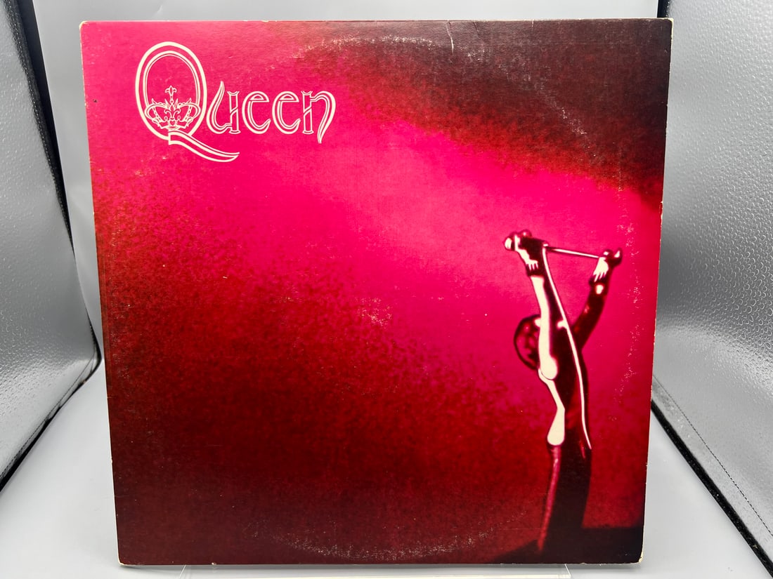 1973 Queen Self Titled Debut Vinyl Album - EKS-75064: 1973 Queen Self Titled Debut Vinyl Album - EKS-75064 - Records are untested by auction house for play quality. All items are sold as is.