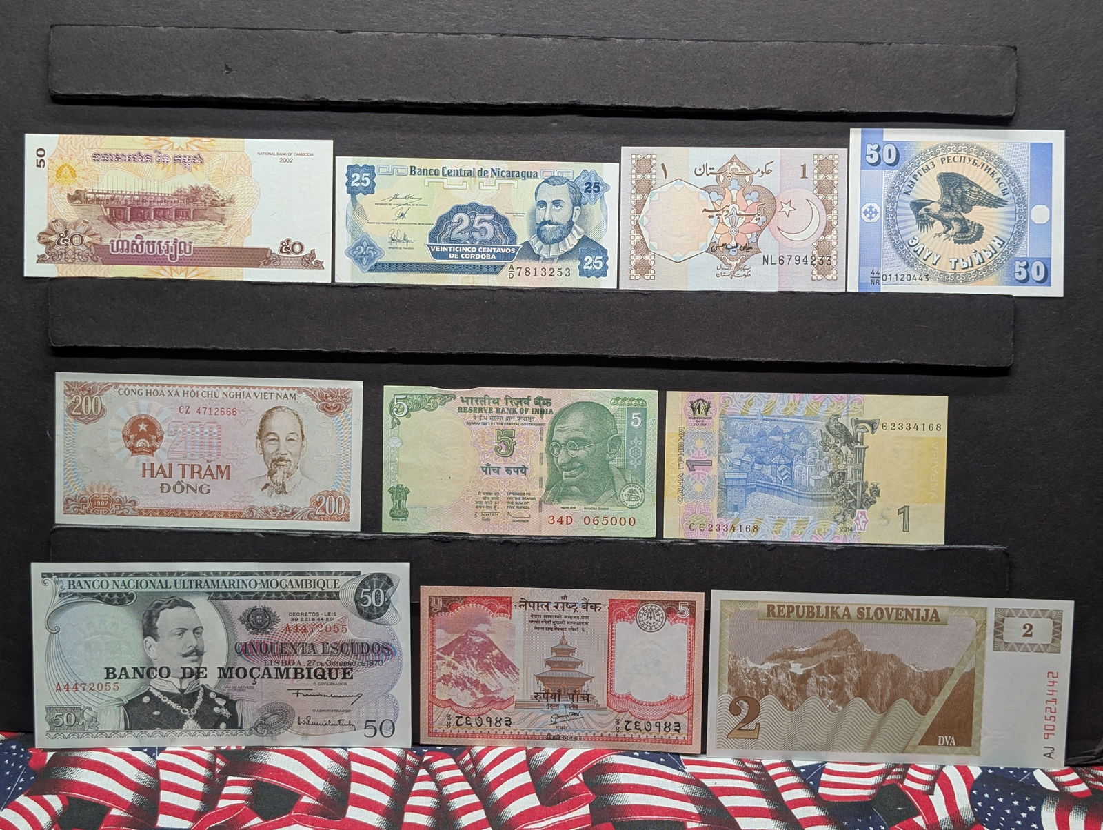 (10) Assorted Foreign Bank Notes (1 of 6)